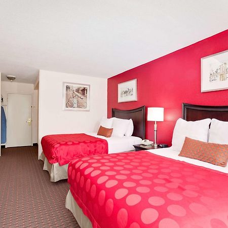 Ramada By Wyndham Fishkill Hotel Екстериор снимка