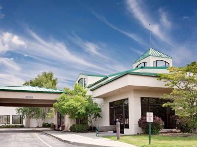 Ramada By Wyndham Fishkill Hotel Екстериор снимка