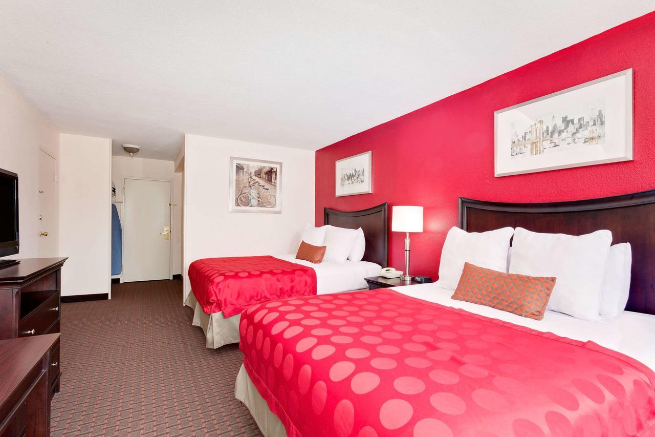 Ramada By Wyndham Fishkill Hotel Екстериор снимка