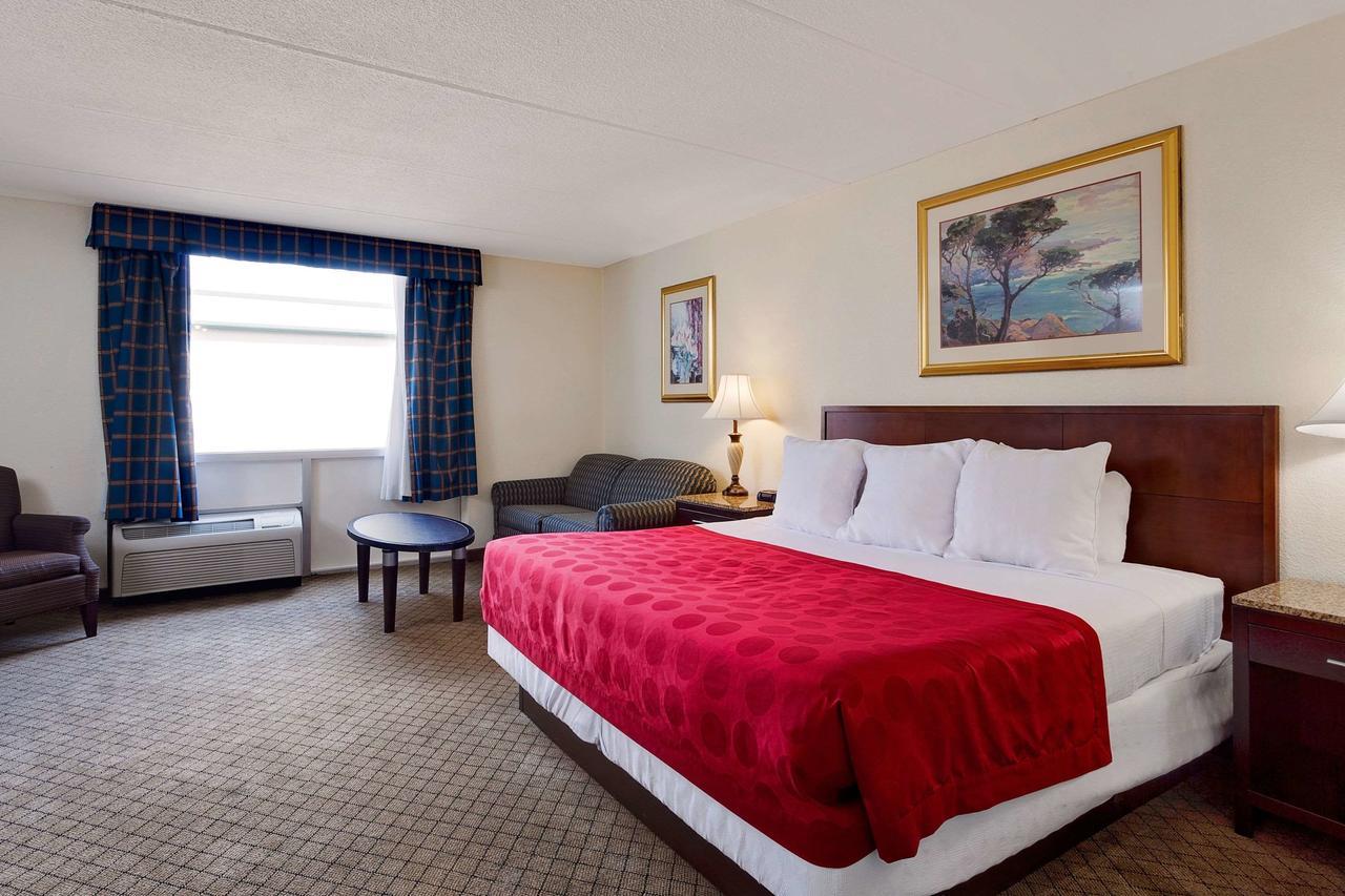 Ramada By Wyndham Fishkill Hotel Екстериор снимка