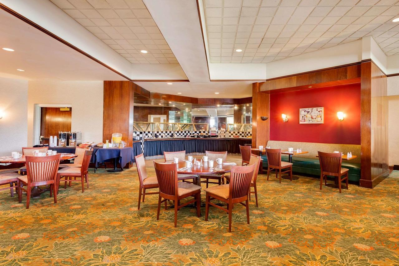 Ramada By Wyndham Fishkill Hotel Екстериор снимка