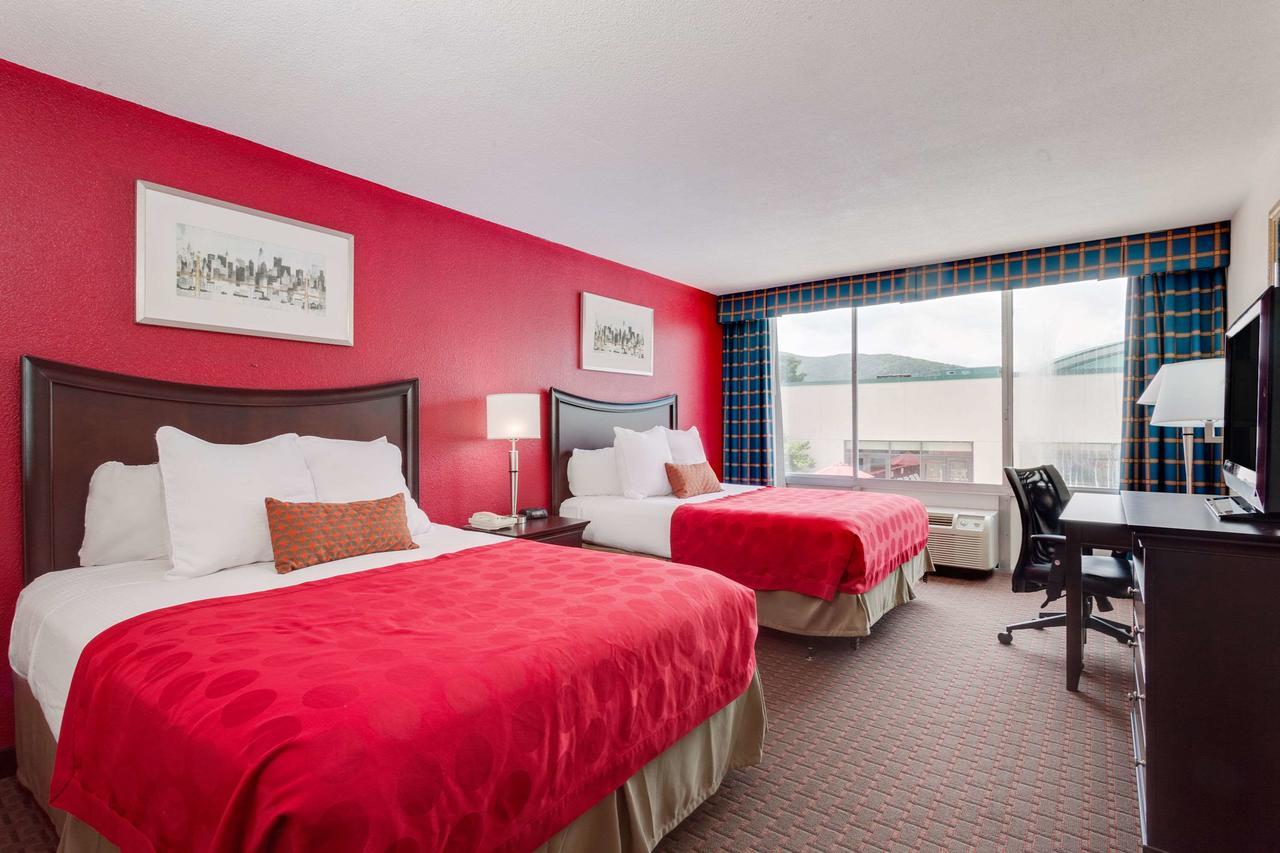 Ramada By Wyndham Fishkill Hotel Екстериор снимка