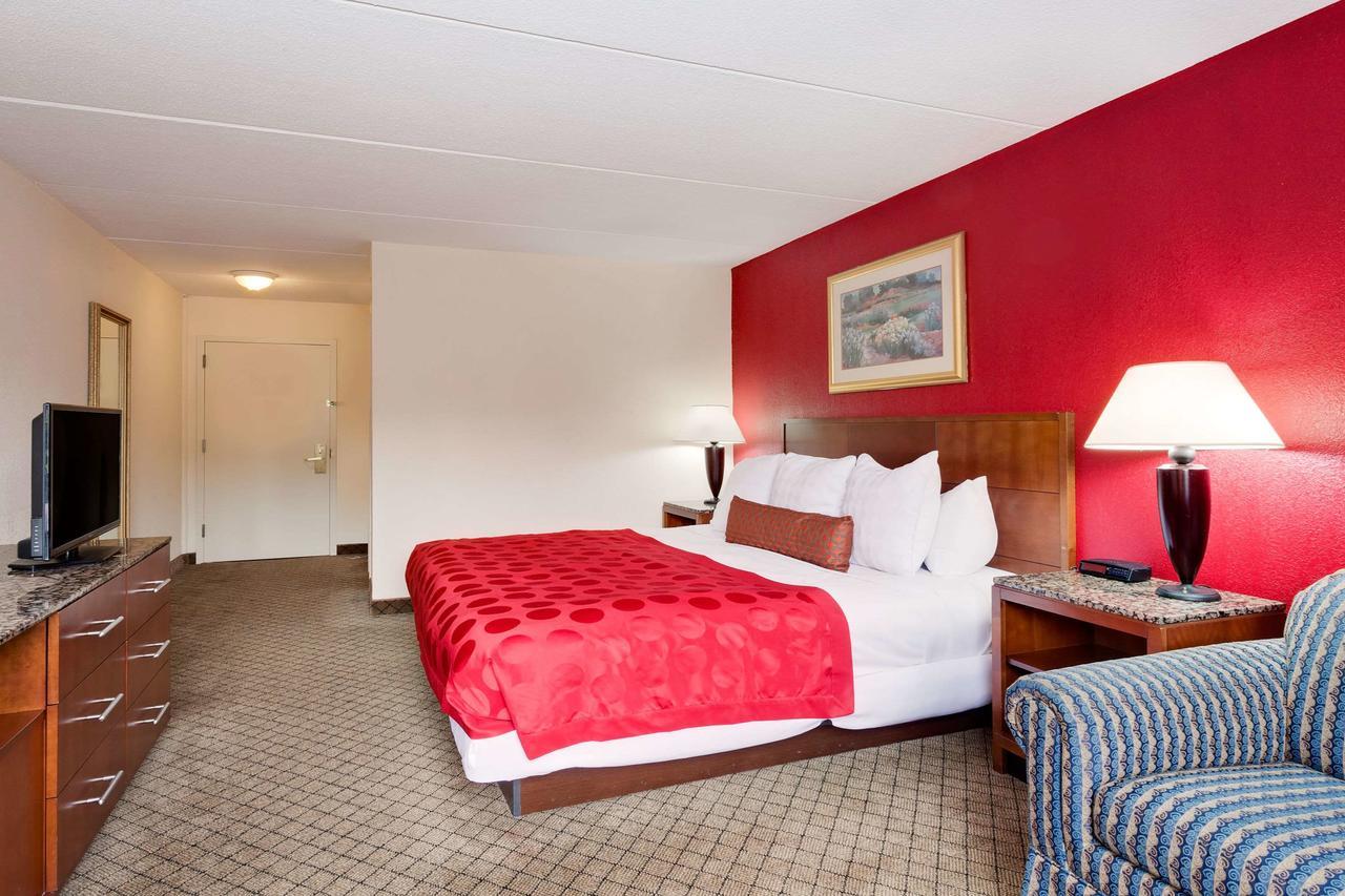 Ramada By Wyndham Fishkill Hotel Екстериор снимка
