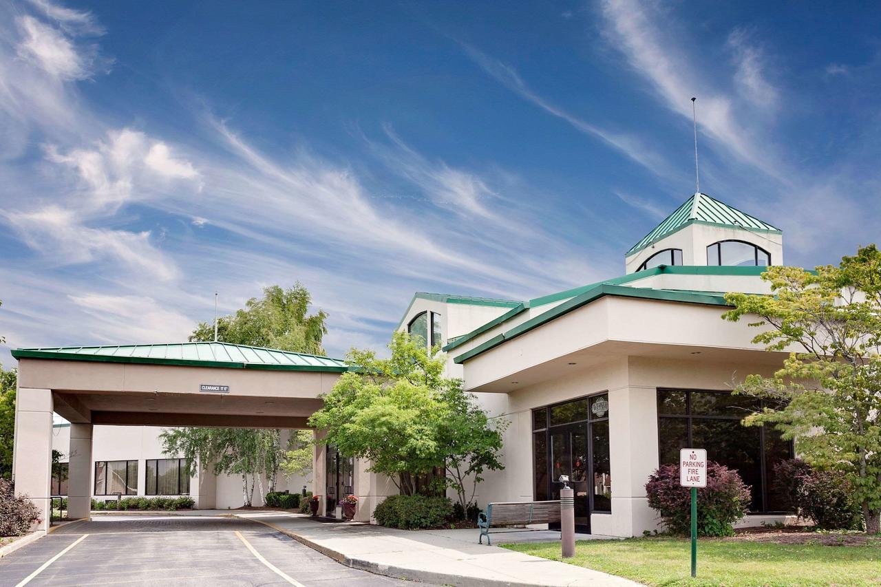 Ramada By Wyndham Fishkill Hotel Екстериор снимка