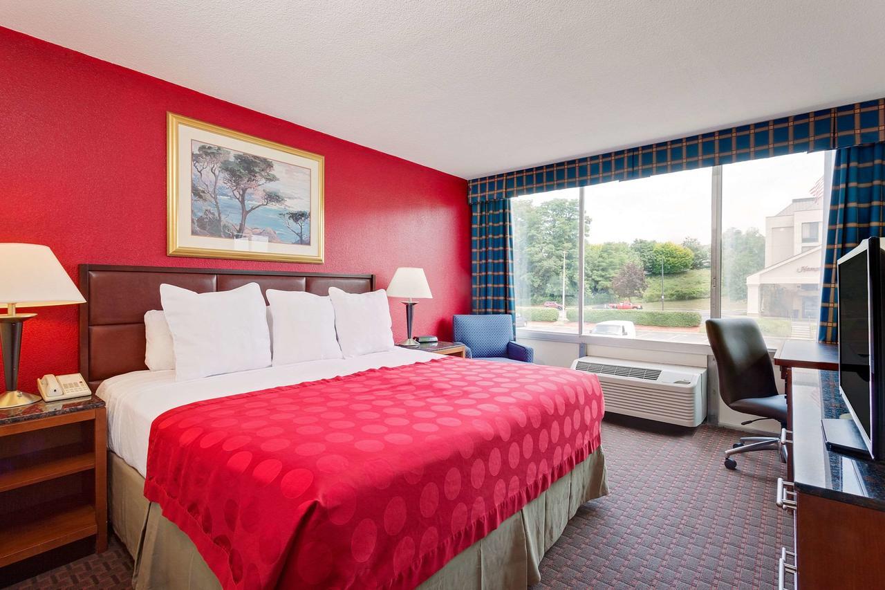 Ramada By Wyndham Fishkill Hotel Екстериор снимка