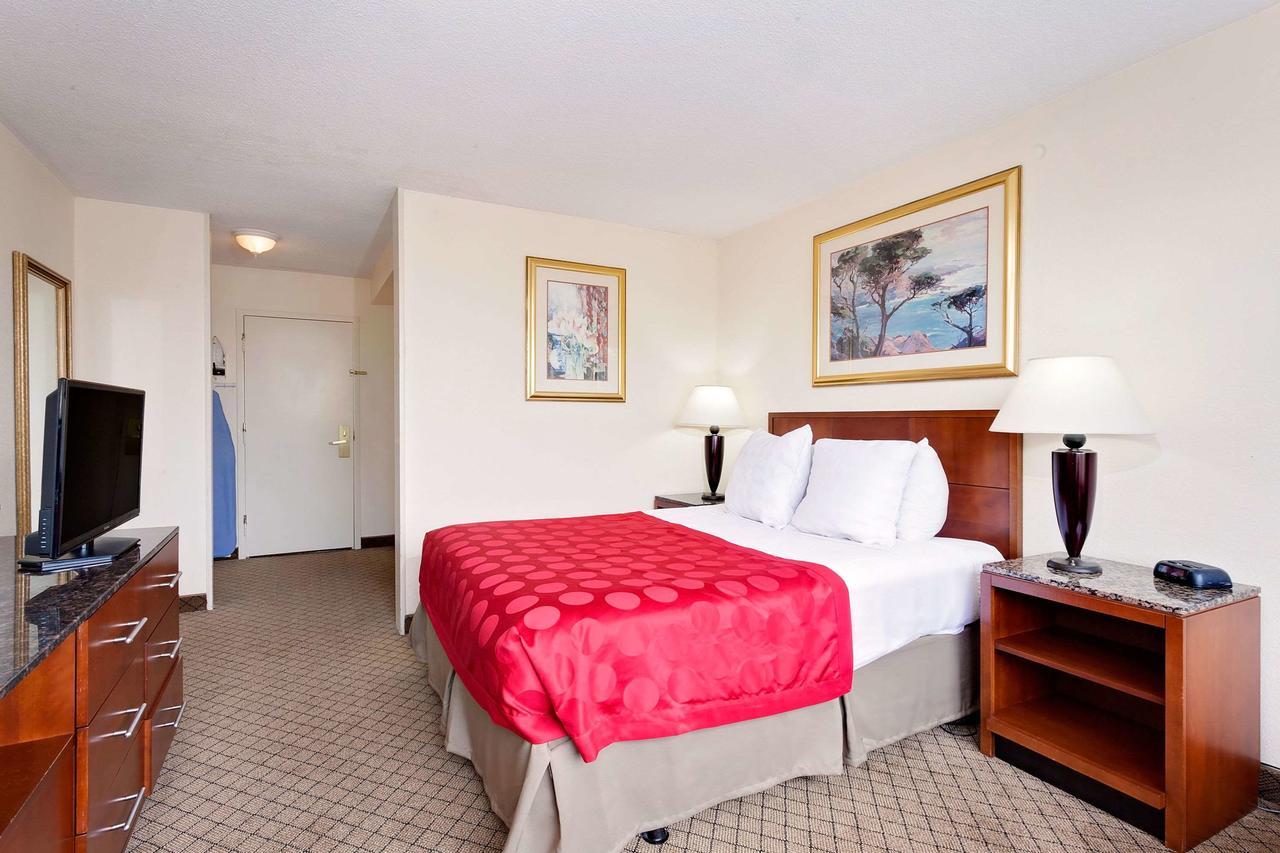 Ramada By Wyndham Fishkill Hotel Екстериор снимка